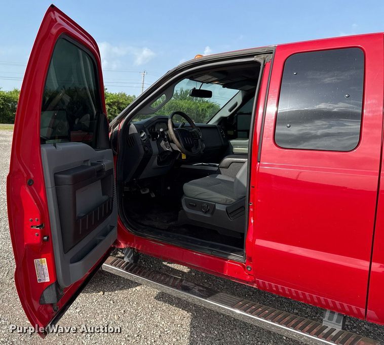 image for item DW5134 2015 Ford F350 Super Duty SuperCab pickup truck cab and chassis