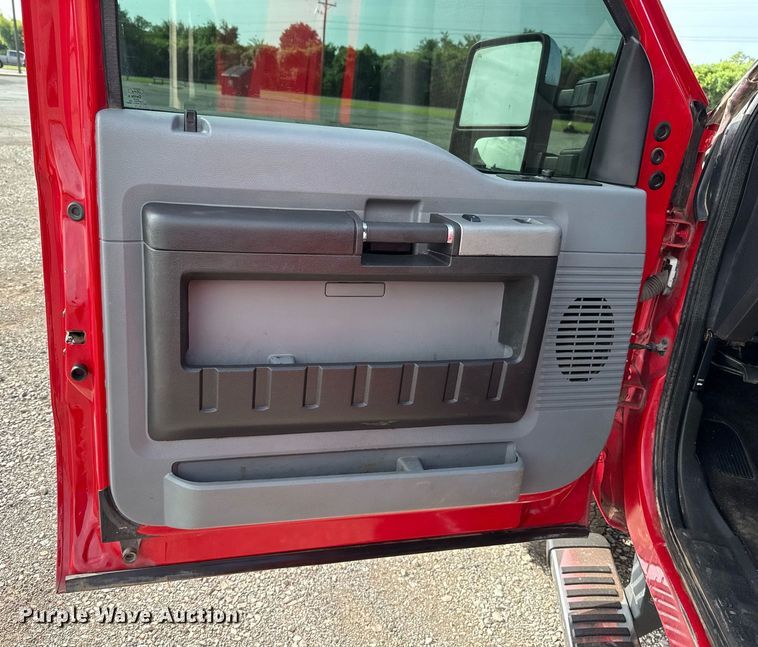 image for item DW5134 2015 Ford F350 Super Duty SuperCab pickup truck cab and chassis