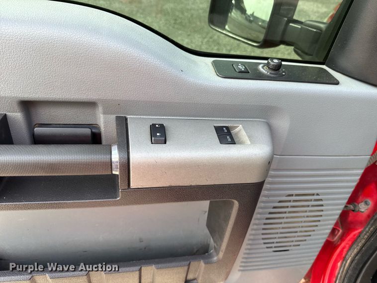 image for item DW5134 2015 Ford F350 Super Duty SuperCab pickup truck cab and chassis