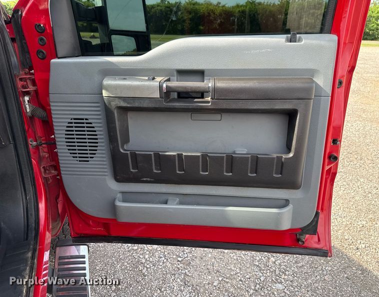 image for item DW5134 2015 Ford F350 Super Duty SuperCab pickup truck cab and chassis