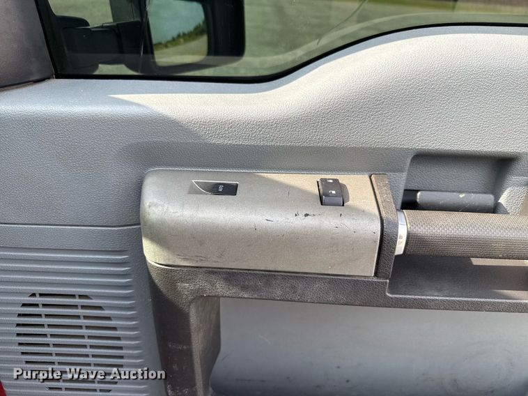 image for item DW5134 2015 Ford F350 Super Duty SuperCab pickup truck cab and chassis