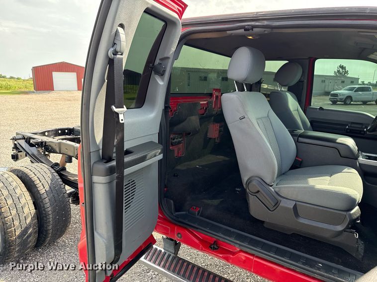 image for item DW5134 2015 Ford F350 Super Duty SuperCab pickup truck cab and chassis