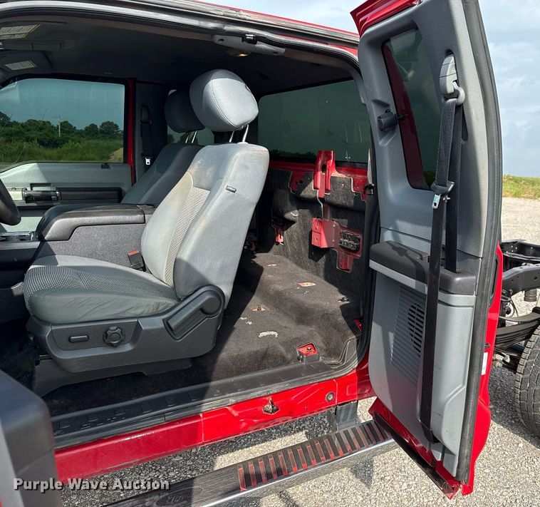 image for item DW5134 2015 Ford F350 Super Duty SuperCab pickup truck cab and chassis