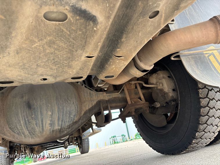 image for item DW7198 2012 Ford F550 XL flatbed truck