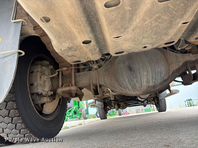 image for item DW7198 2012 Ford F550 XL flatbed truck