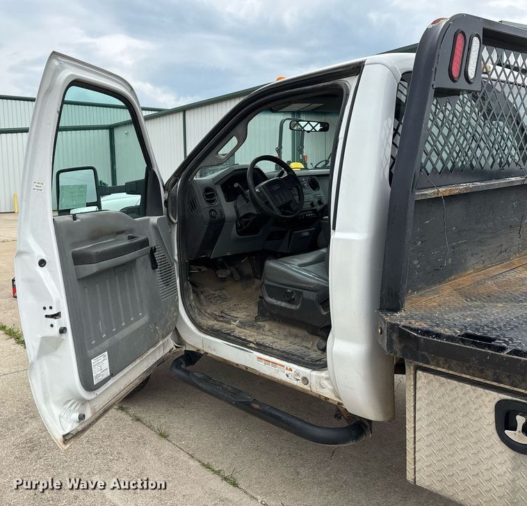 image for item DW7198 2012 Ford F550 XL flatbed truck