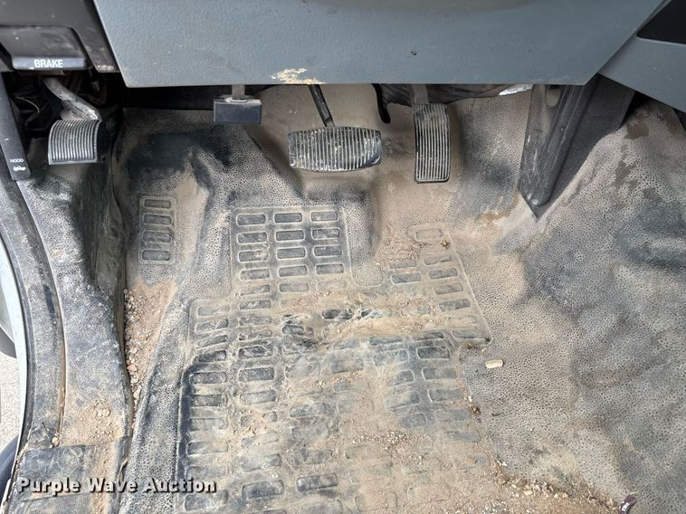 image for item DW7198 2012 Ford F550 XL flatbed truck