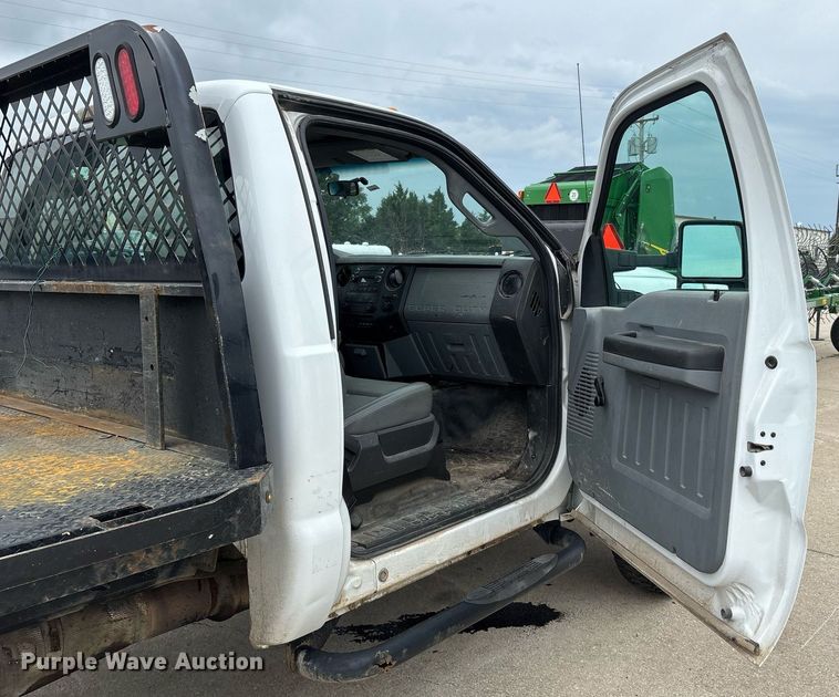 image for item DW7198 2012 Ford F550 XL flatbed truck