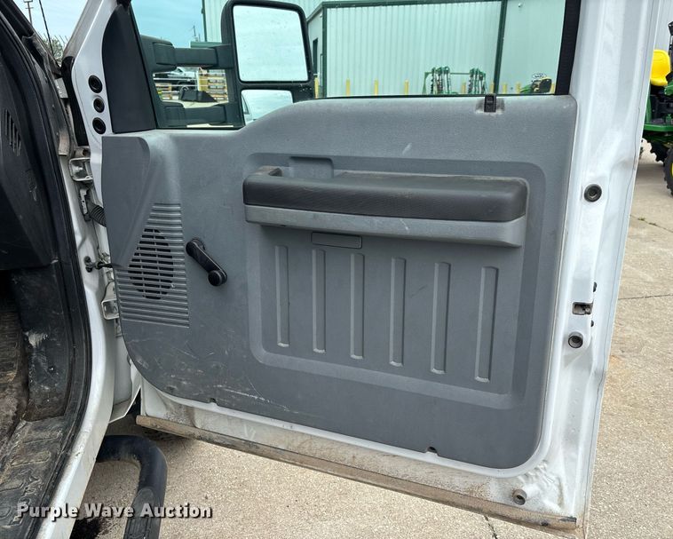 image for item DW7198 2012 Ford F550 XL flatbed truck