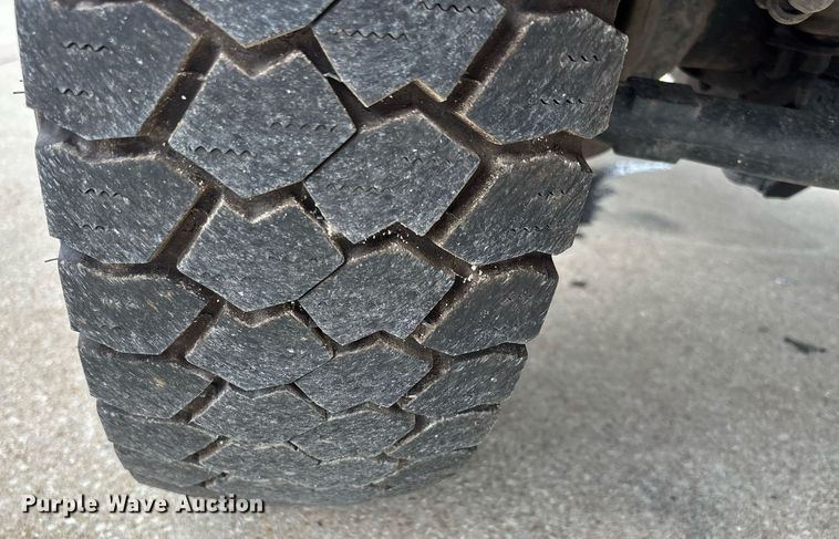 image for item DW7198 2012 Ford F550 XL flatbed truck