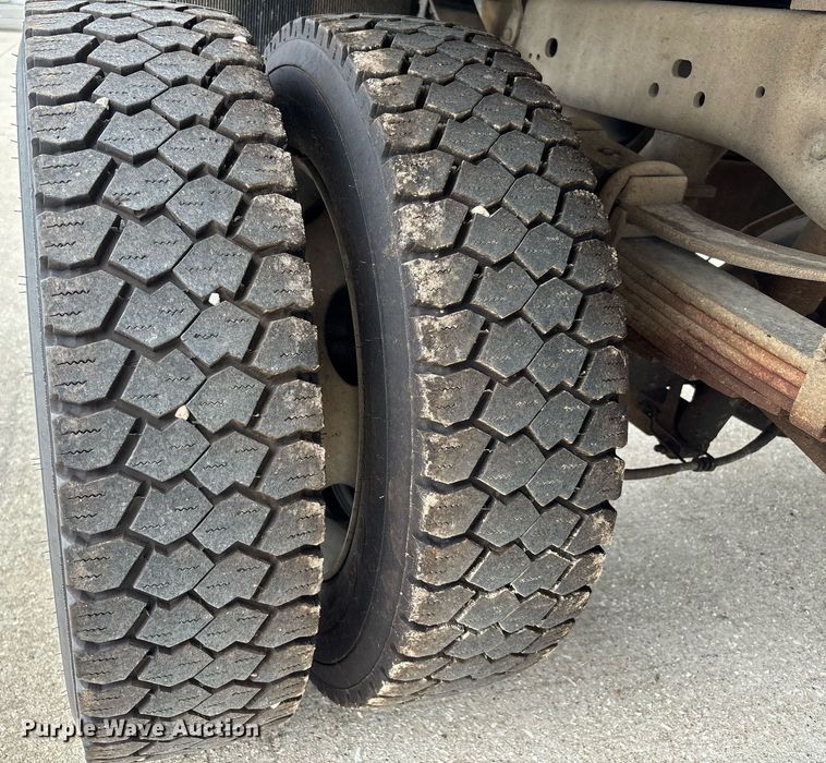 image for item DW7198 2012 Ford F550 XL flatbed truck