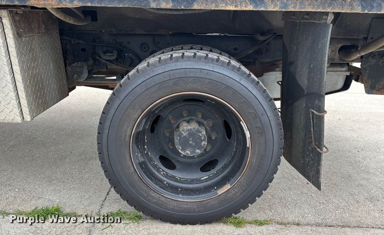 image for item DW7198 2012 Ford F550 XL flatbed truck