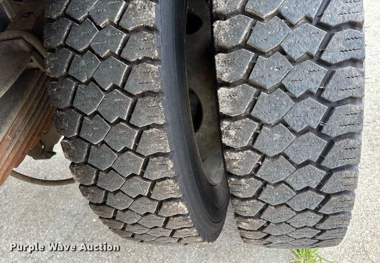 image for item DW7198 2012 Ford F550 XL flatbed truck