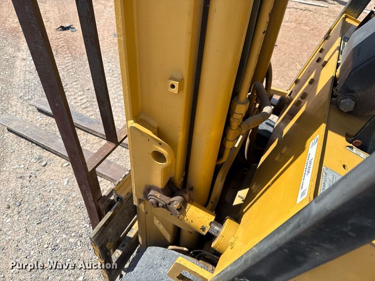 image for item DX5626 Caterpillar T40DSA forklift