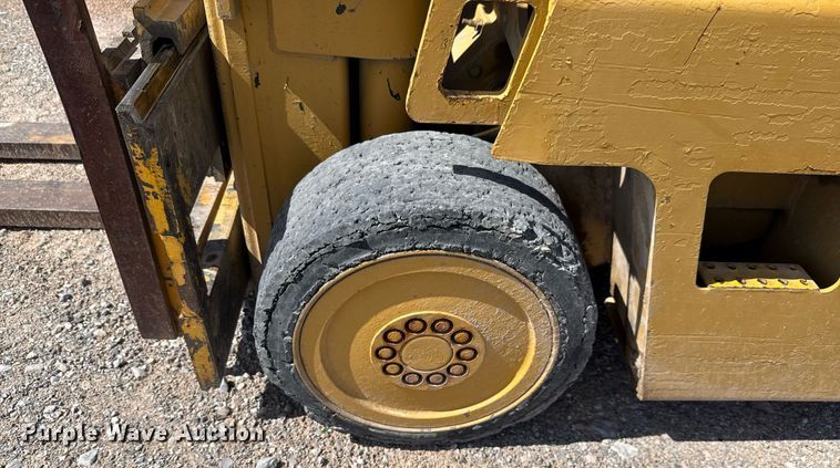 image for item DX5626 Caterpillar T40DSA forklift