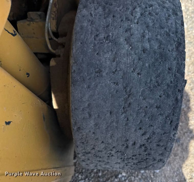 image for item DX5626 Caterpillar T40DSA forklift