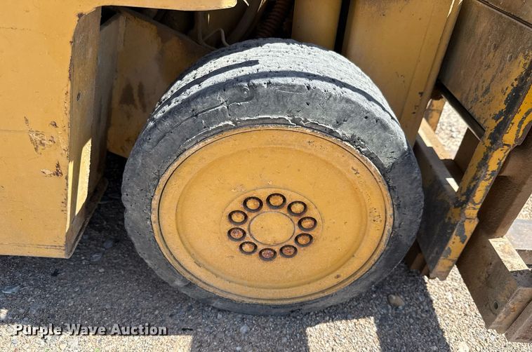 image for item DX5626 Caterpillar T40DSA forklift