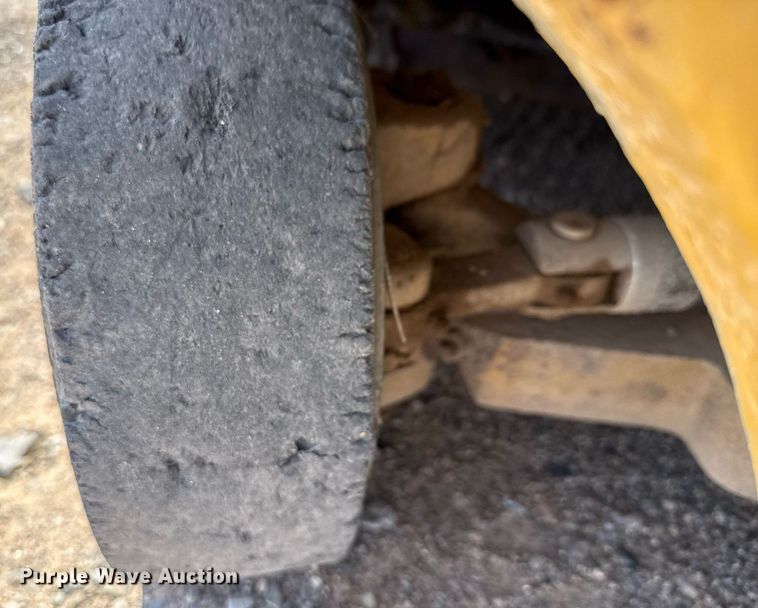 image for item DX5626 Caterpillar T40DSA forklift