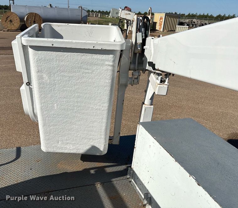 image for item DX8005 2011 Ford F350 Super Duty bucket truck