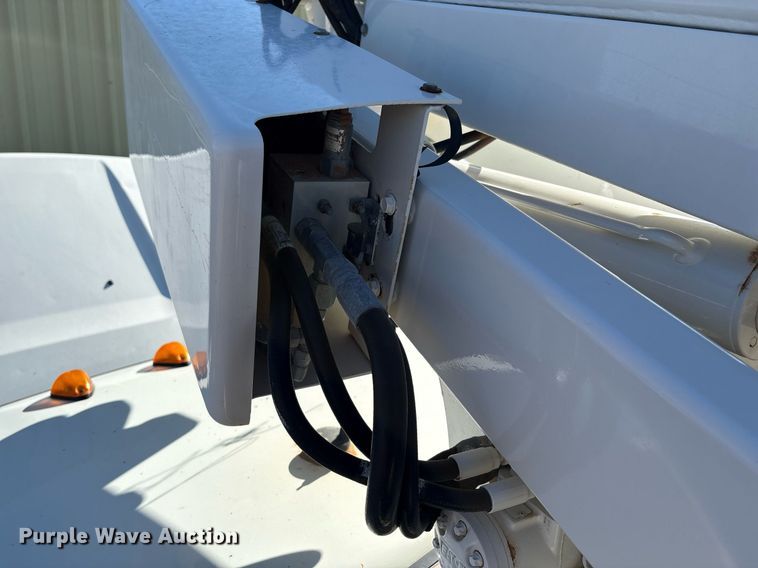 image for item DX8005 2011 Ford F350 Super Duty bucket truck