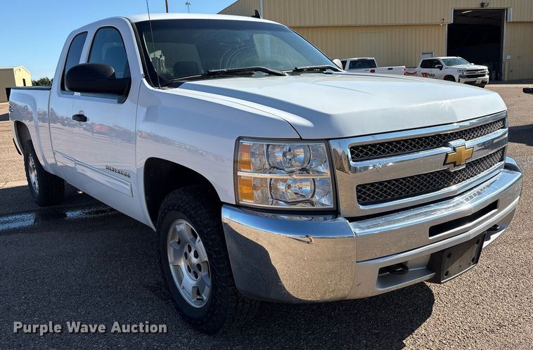 image for item DX8007 2013 Chevrolet Silverado 1500 Ext. Cab pickup truck