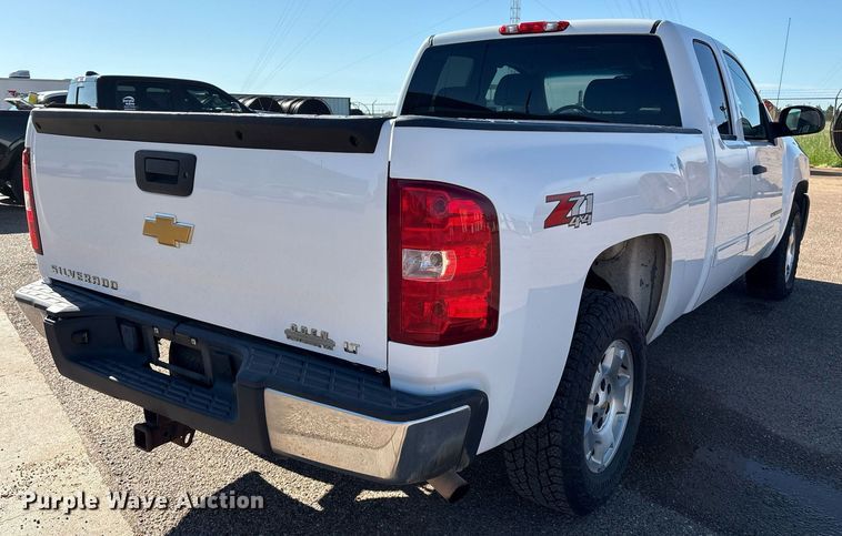 image for item DX8007 2013 Chevrolet Silverado 1500 Ext. Cab pickup truck