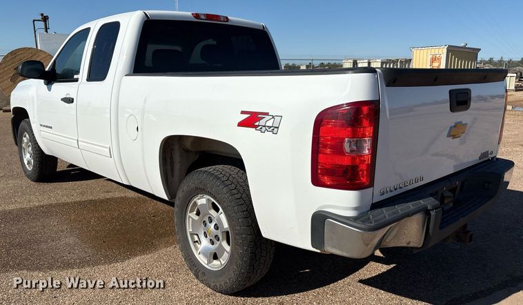 image for item DX8007 2013 Chevrolet Silverado 1500 Ext. Cab pickup truck