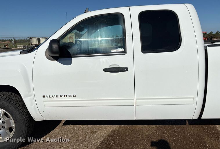 image for item DX8007 2013 Chevrolet Silverado 1500 Ext. Cab pickup truck