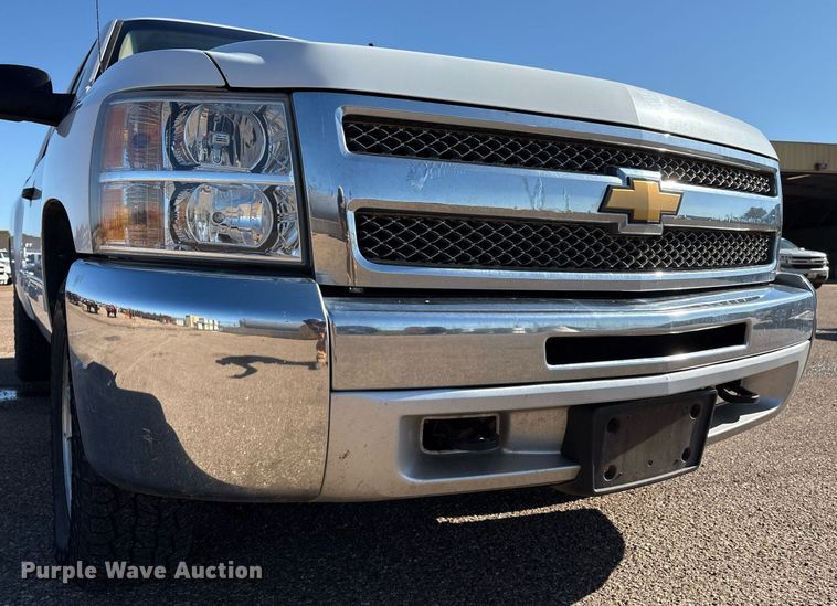 image for item DX8007 2013 Chevrolet Silverado 1500 Ext. Cab pickup truck