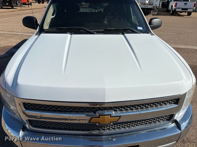 image for item DX8007 2013 Chevrolet Silverado 1500 Ext. Cab pickup truck