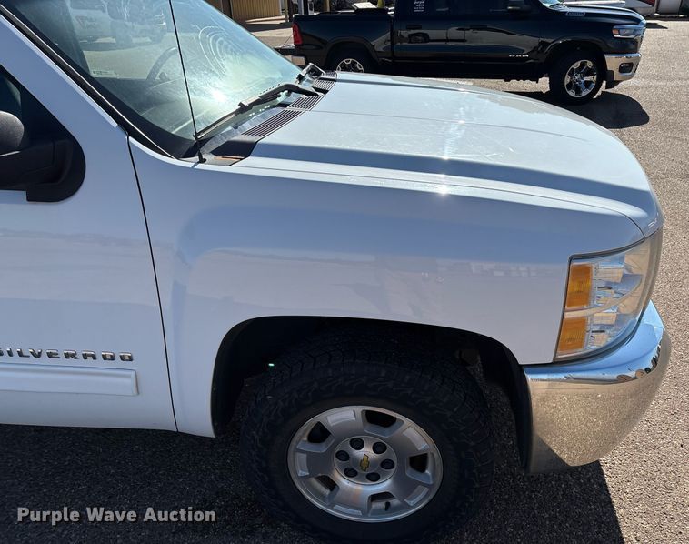 image for item DX8007 2013 Chevrolet Silverado 1500 Ext. Cab pickup truck
