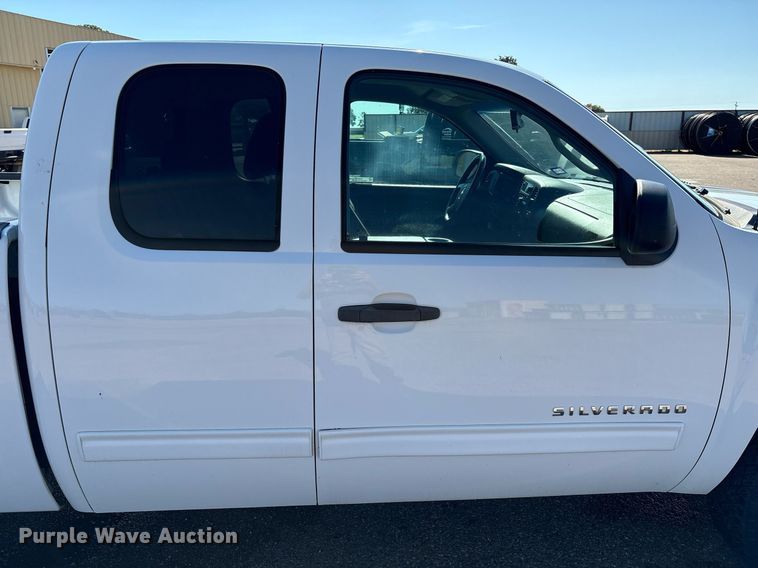 image for item DX8007 2013 Chevrolet Silverado 1500 Ext. Cab pickup truck