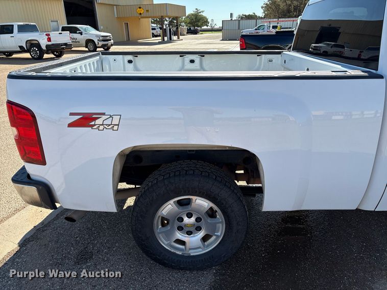 image for item DX8007 2013 Chevrolet Silverado 1500 Ext. Cab pickup truck