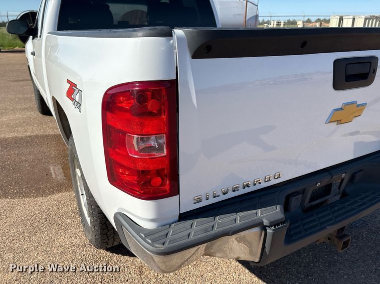 image for item DX8007 2013 Chevrolet Silverado 1500 Ext. Cab pickup truck