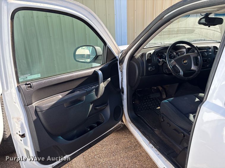 image for item DX8007 2013 Chevrolet Silverado 1500 Ext. Cab pickup truck