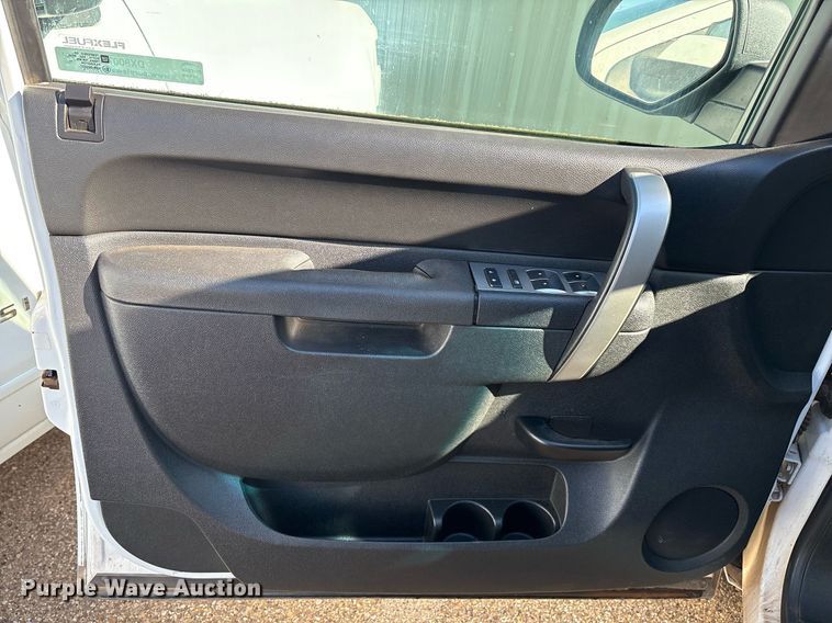 image for item DX8007 2013 Chevrolet Silverado 1500 Ext. Cab pickup truck