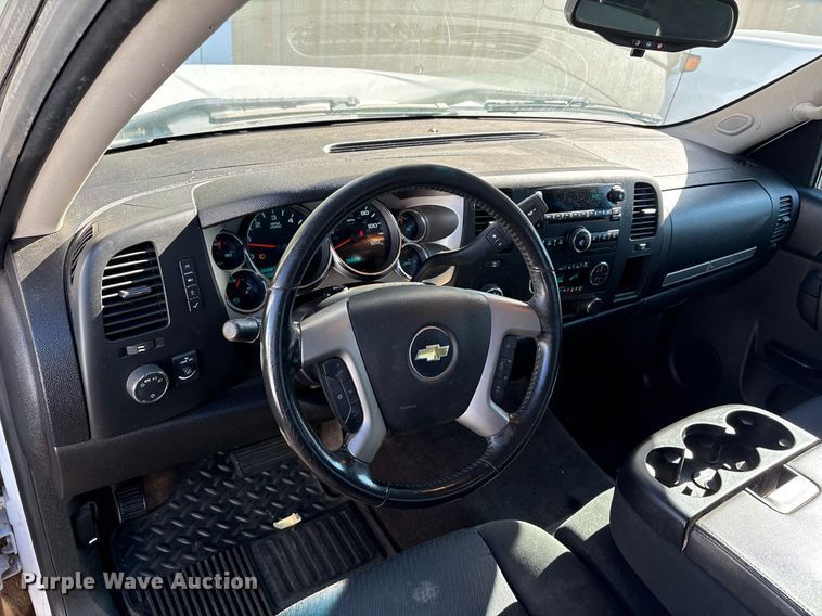 image for item DX8007 2013 Chevrolet Silverado 1500 Ext. Cab pickup truck