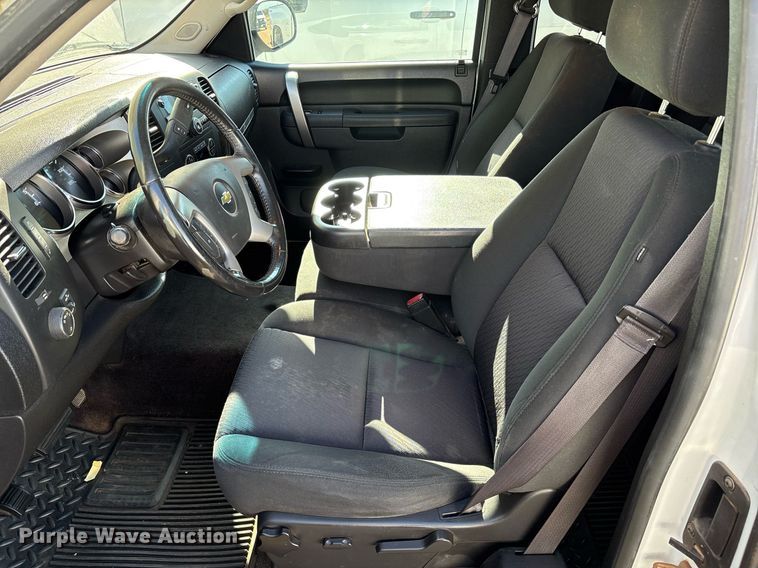 image for item DX8007 2013 Chevrolet Silverado 1500 Ext. Cab pickup truck