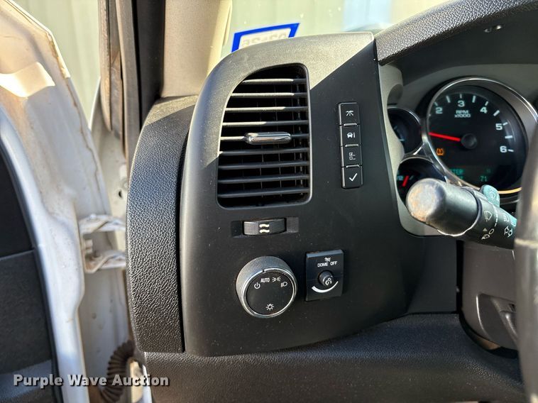 image for item DX8007 2013 Chevrolet Silverado 1500 Ext. Cab pickup truck