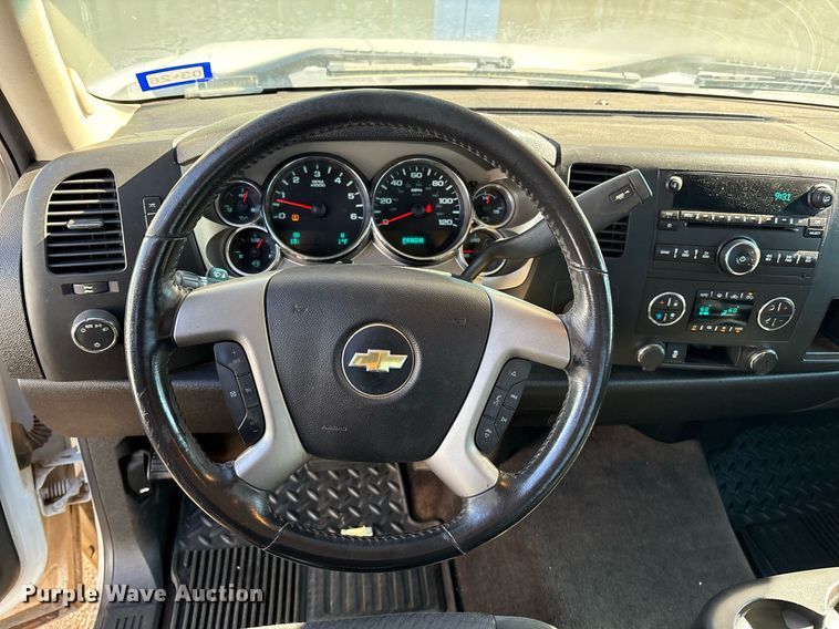 image for item DX8007 2013 Chevrolet Silverado 1500 Ext. Cab pickup truck