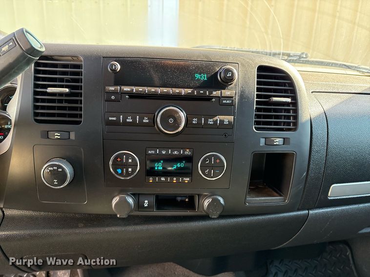 image for item DX8007 2013 Chevrolet Silverado 1500 Ext. Cab pickup truck