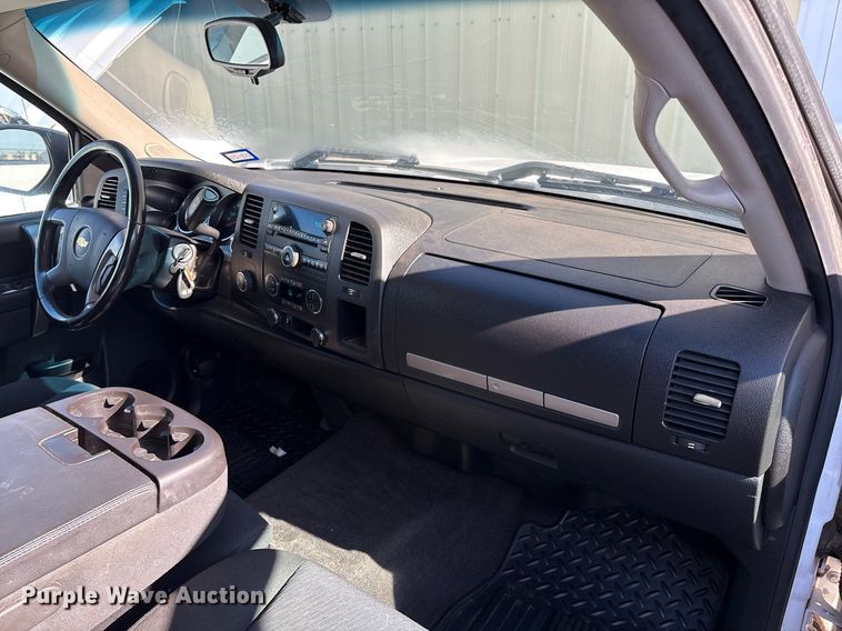 image for item DX8007 2013 Chevrolet Silverado 1500 Ext. Cab pickup truck