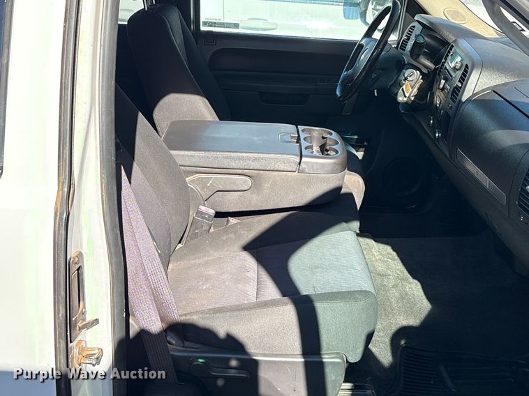 image for item DX8007 2013 Chevrolet Silverado 1500 Ext. Cab pickup truck