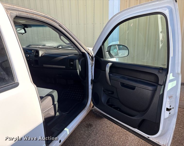 image for item DX8007 2013 Chevrolet Silverado 1500 Ext. Cab pickup truck