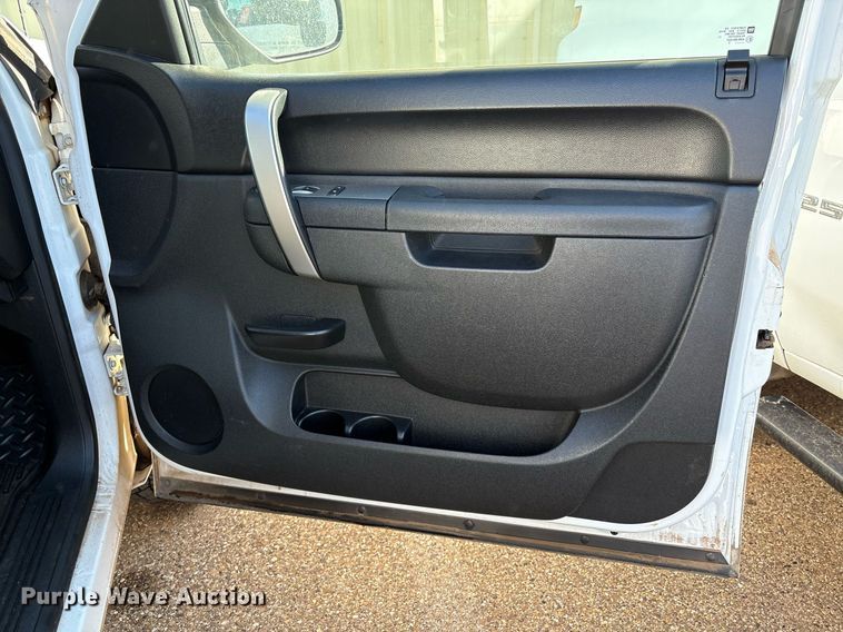 image for item DX8007 2013 Chevrolet Silverado 1500 Ext. Cab pickup truck