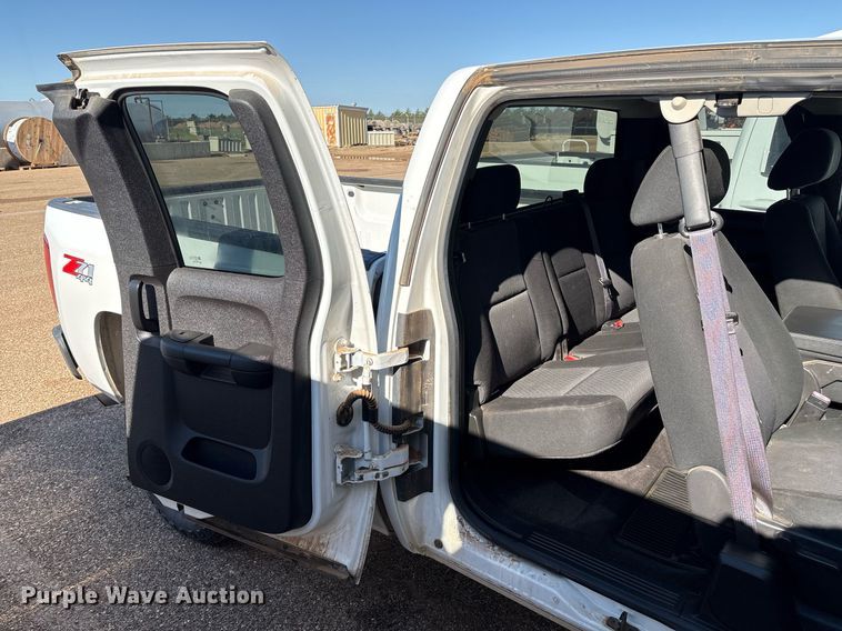 image for item DX8007 2013 Chevrolet Silverado 1500 Ext. Cab pickup truck