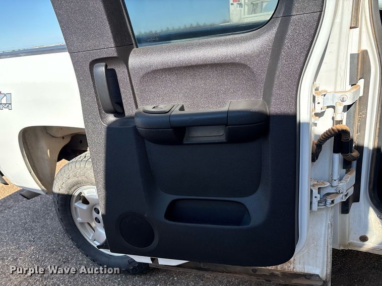 image for item DX8007 2013 Chevrolet Silverado 1500 Ext. Cab pickup truck