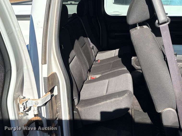 image for item DX8007 2013 Chevrolet Silverado 1500 Ext. Cab pickup truck