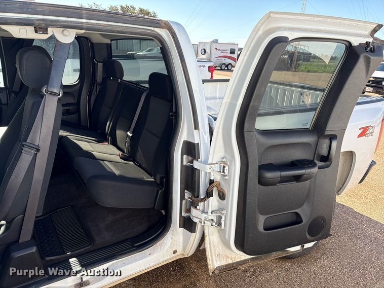 image for item DX8007 2013 Chevrolet Silverado 1500 Ext. Cab pickup truck