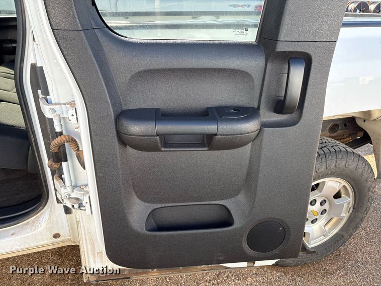 image for item DX8007 2013 Chevrolet Silverado 1500 Ext. Cab pickup truck